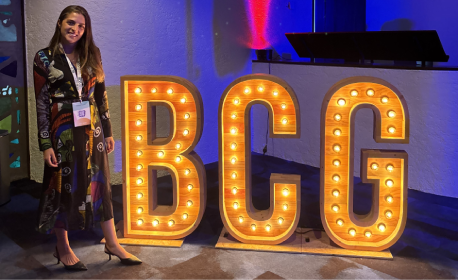 Alumna UP gana concurso global y participa en programa de liderazgo femenino de BCG en España 