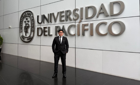 Egresado de Administración gana el Concurso de Escritura 2025-1 organizado por Lee UP