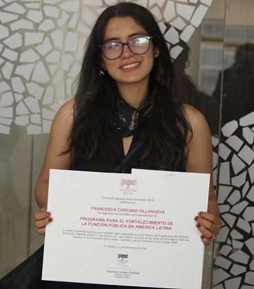 Francesca chocano diploma detalle.jpg