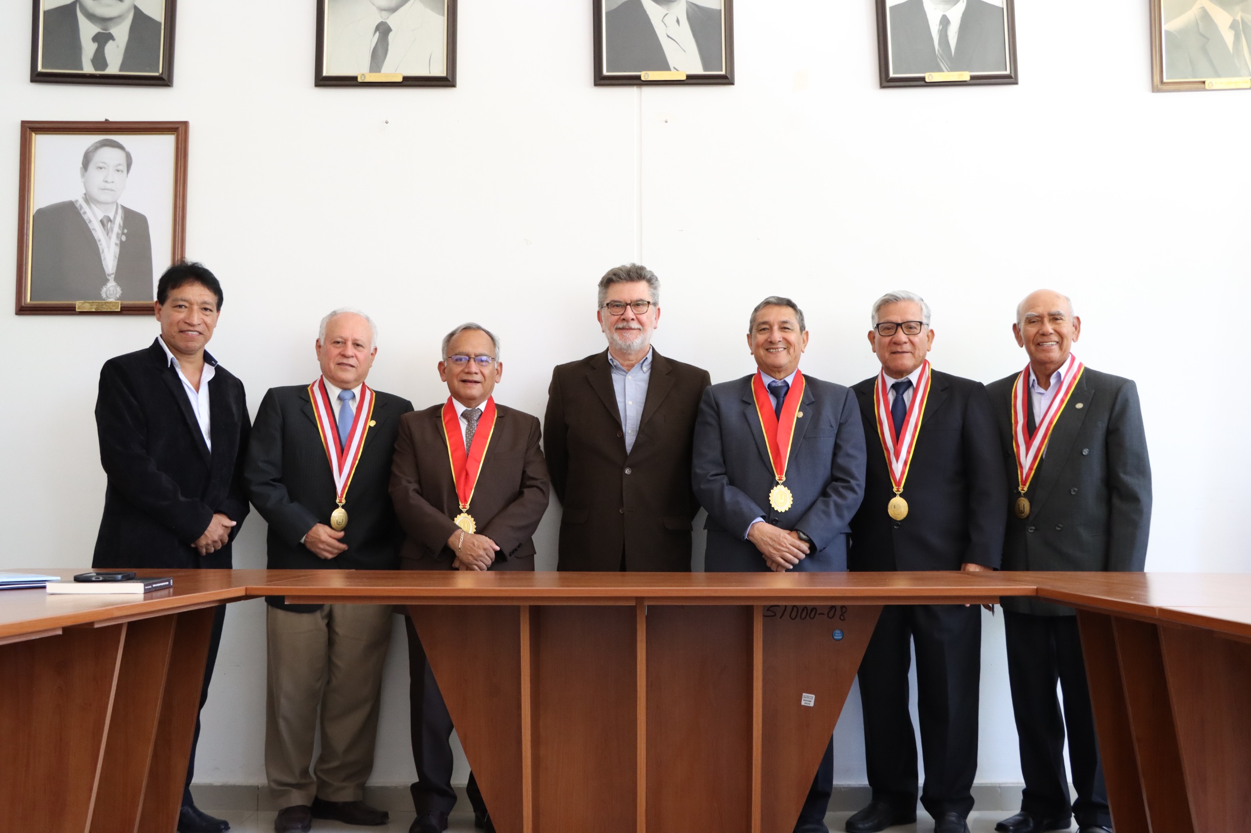 Felipe Portocarrero con rector de la UNPRG de Chiclayo.jpg