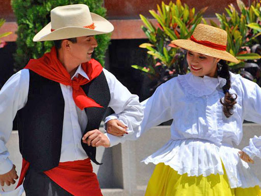 Danzas folclóricas andinas y amazónicas